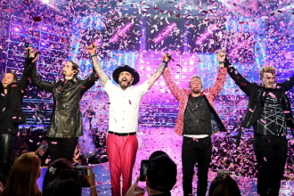 Backstreet Boys deslumbran en Las Vegas y Ashton Kutcher con Mila Kunis roban cámara con su romance