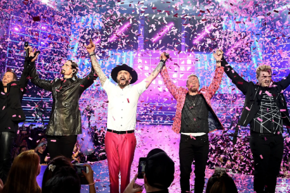 Backstreet Boys deslumbran en Las Vegas y Ashton Kutcher con Mila Kunis roban cámara con su romance
