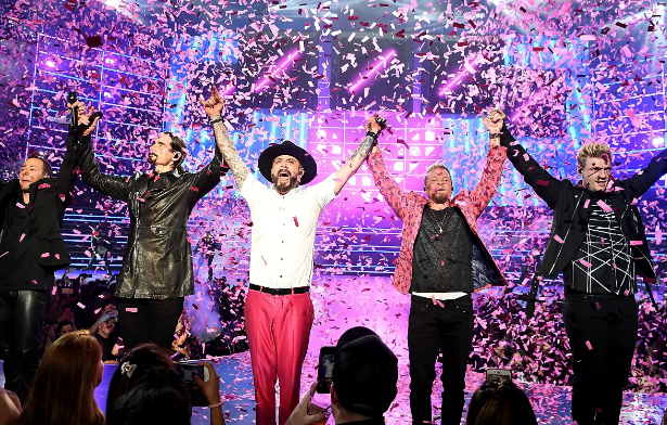Backstreet Boys deslumbran en Las Vegas y Ashton Kutcher con Mila Kunis roban cámara con su romance