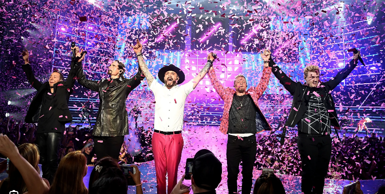 Backstreet Boys deslumbran en Las Vegas y Ashton Kutcher con Mila Kunis roban cámara con su romance