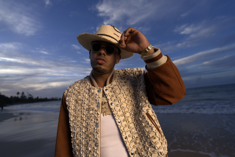 MYKE Tower ALCANZA SU 18.º NÚMERO 1 EN BILLBOARD CON “SOLEAO”